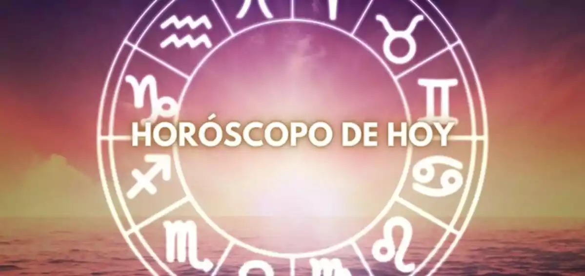 Rueda zodiacal sobre un amanecer en la playa con las letras ''Horóscopo de Hoy''